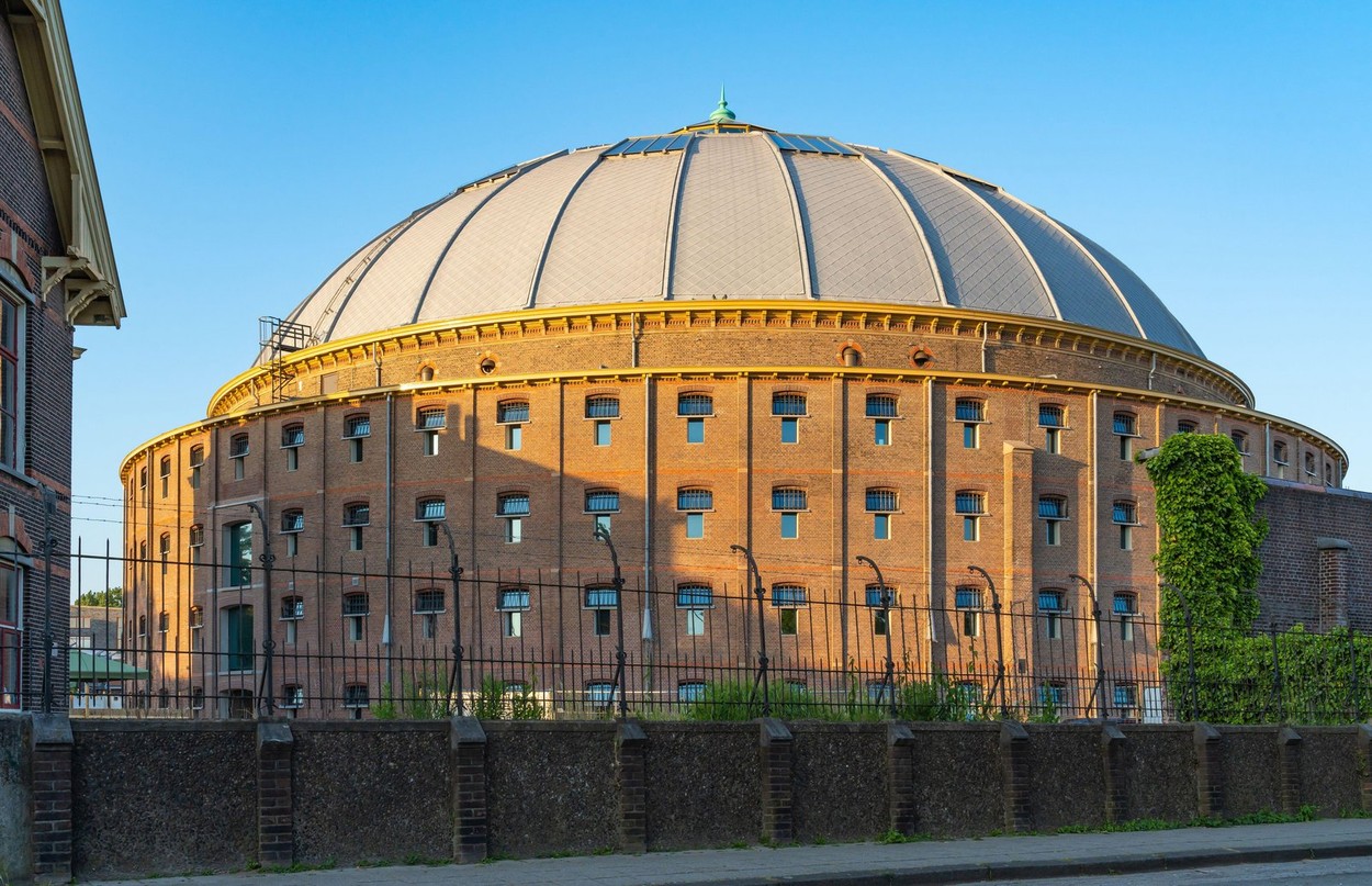 O închisoare din Olanda a fost transformată într-un sediu Amazon. Cum arată birourile din celule