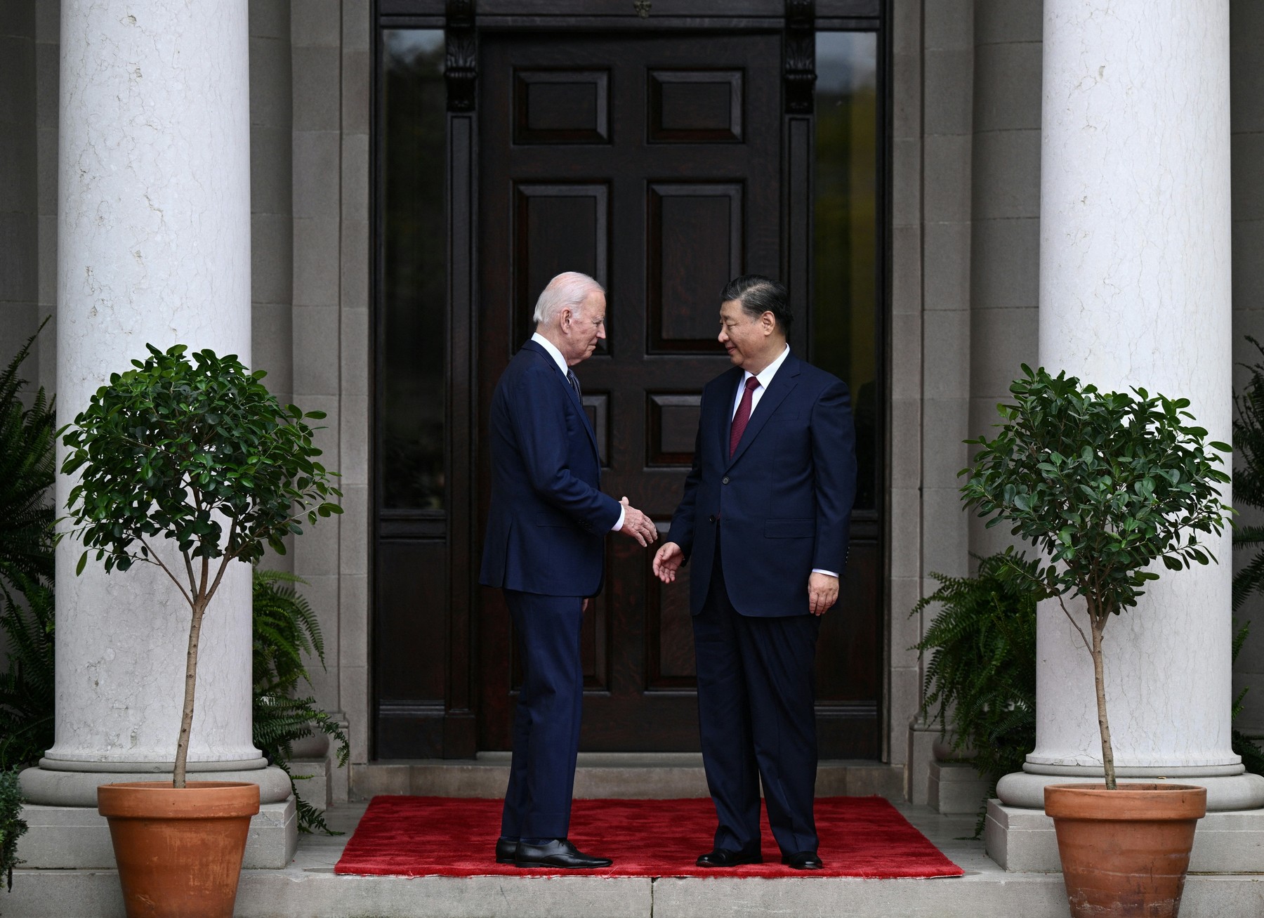Joe Biden l-a primit pe Xi Jinping pe un covor roșu, într-o clădire istorică din San Francisco