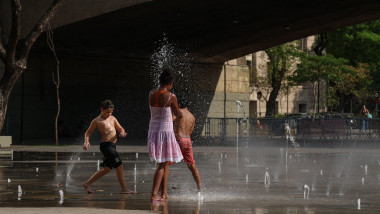 Sao Paulo, Brazil. 20th Sep, 2023. Children play at a fountain in the city. Due to the unusually high temperatures for this time of year, passers-by seek refreshment. Credit: Allison Sales/dpa/Alamy Live News