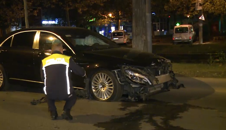 Carambol cu cinci mașini, în București. Două persoane au fost duse la spital
