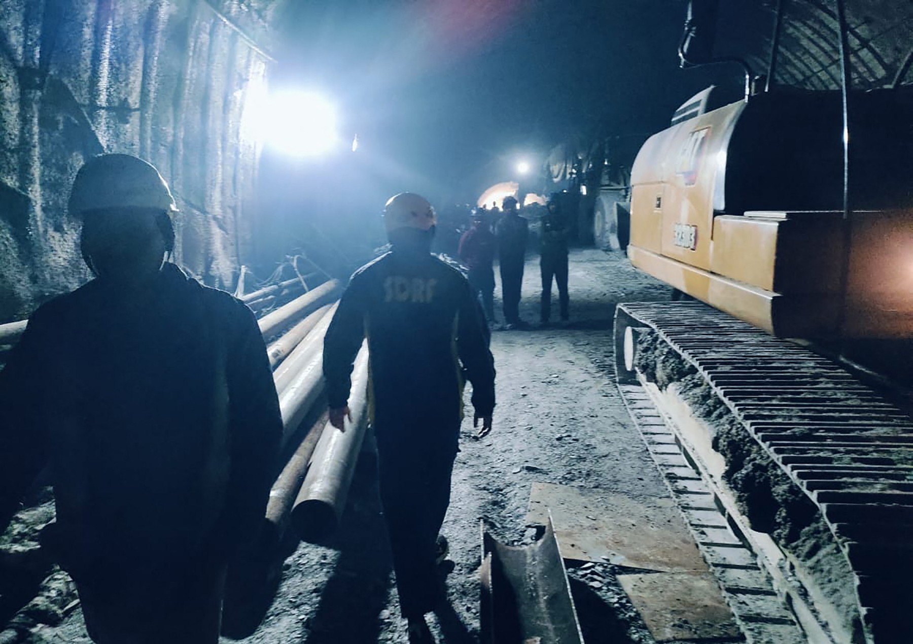 40 de muncitori sunt blocați de trei zile într-un tunel de autostradă prăbuşit în India. Salvatorii nu pot ajunge la ei