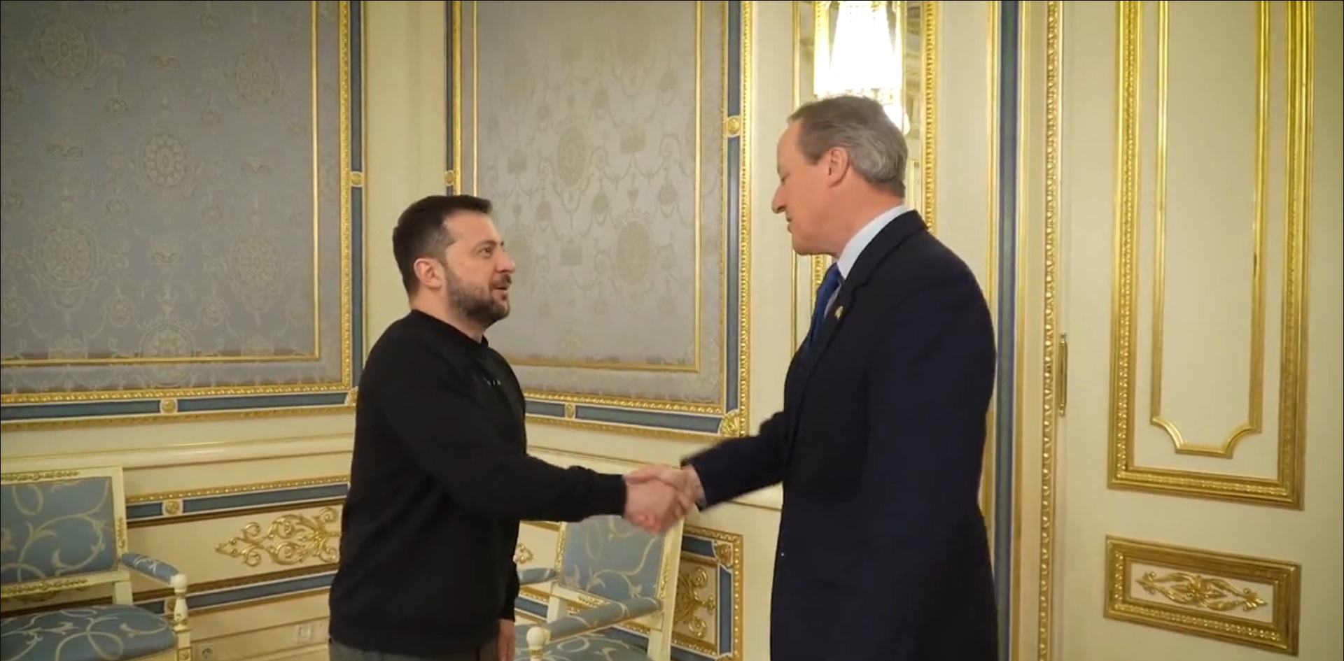 David Cameron a ajuns în Ucraina, la trei zile după ce a fost numit ministru de externe, și s-a întâlnit cu Volodimir Zelenski