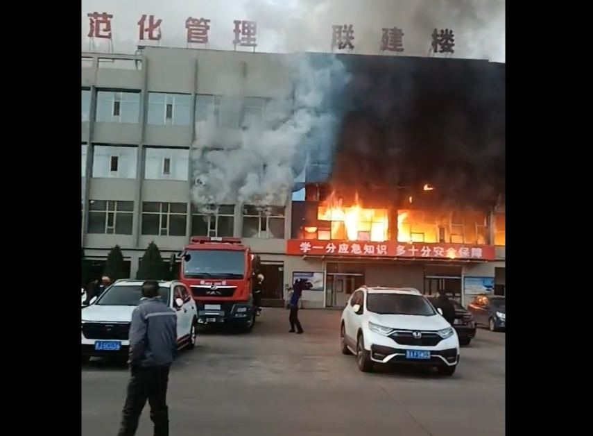 11 morți și 51 de răniți după ce clădirea unei companii din China a luat foc