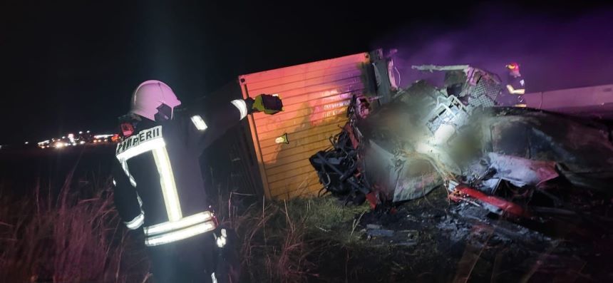 Un şofer de TIR a murit ars, după ce autotrenul pe care îl conducea s-a ciocnit cu un altul
