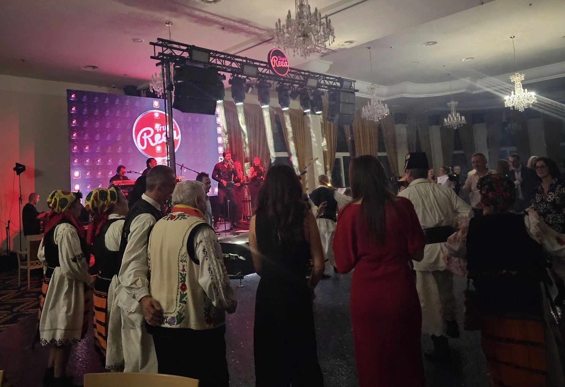 Socialism de caviar: O filială PSD a dat petrecere cu mâncăruri fine și formație. „Nu am mâncat în viaţa mea aşa ceva. Am ras tot”
