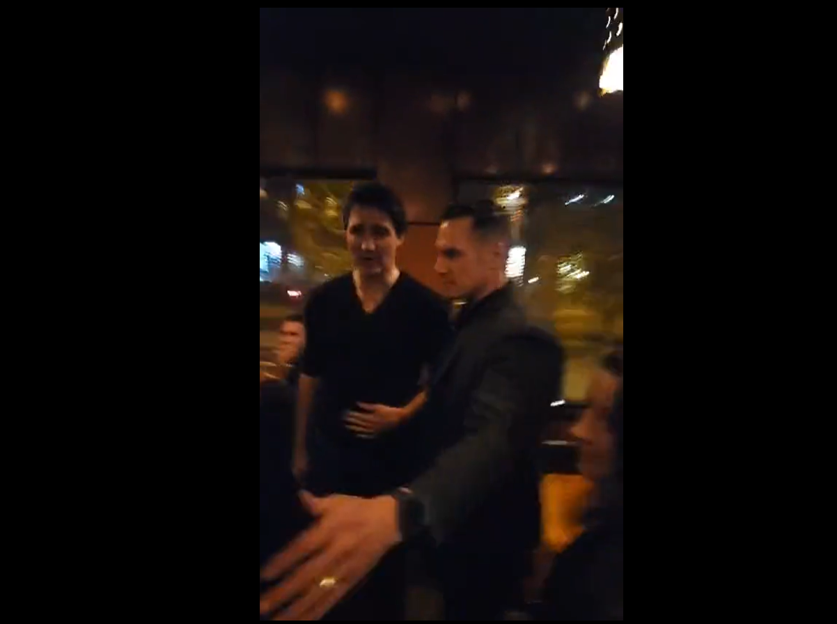 „Uită-te la noi, Justin, ucizi copii”. Trudeau a fost asaltat într-un restaurant de protestatari care cer încetarea focului în Gaza