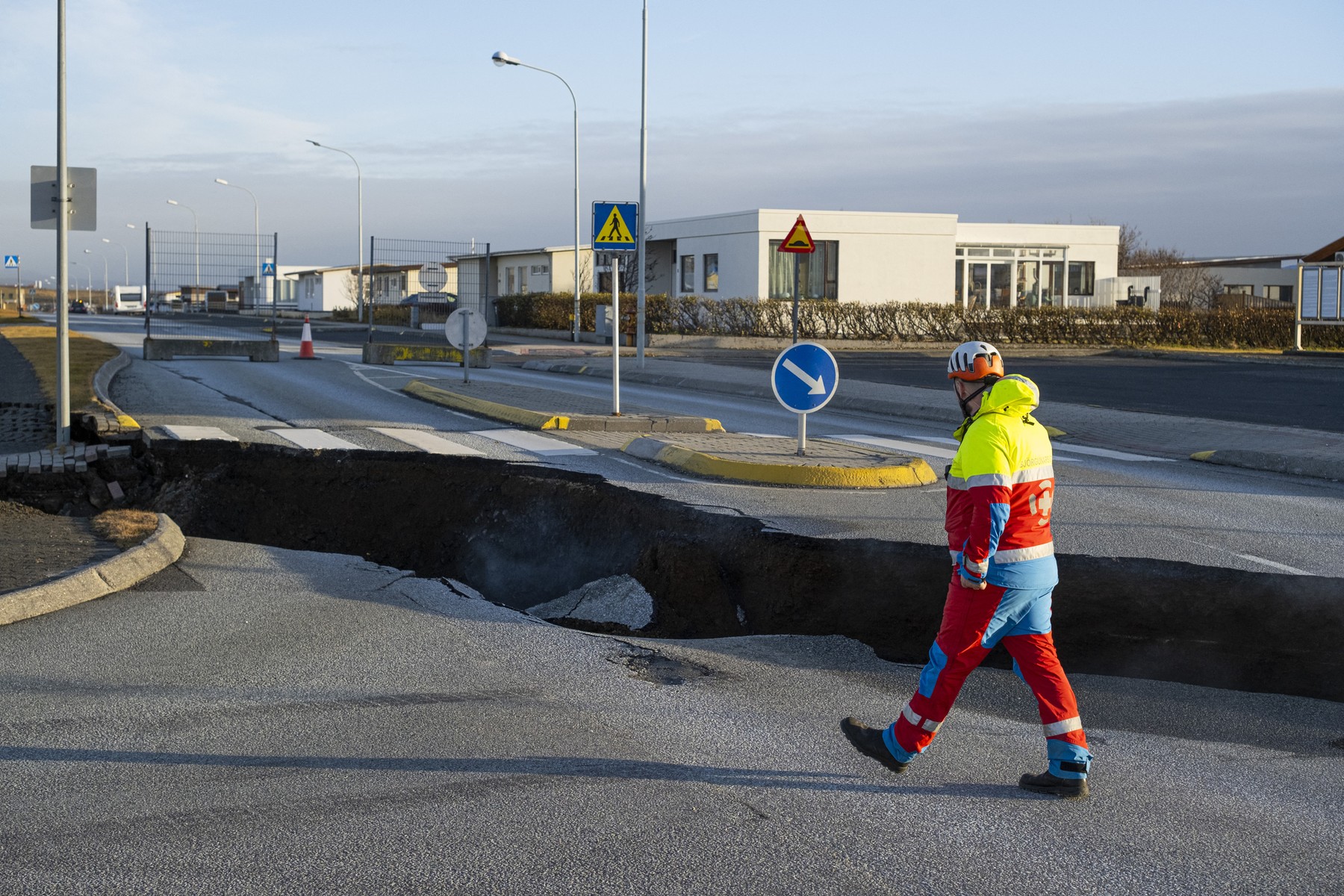 Imagini din "orașul fantomă" din Islanda pe sub care magma vulcanică înaintează rapid și periculos. O fisură uriașă a apărut pe șosea