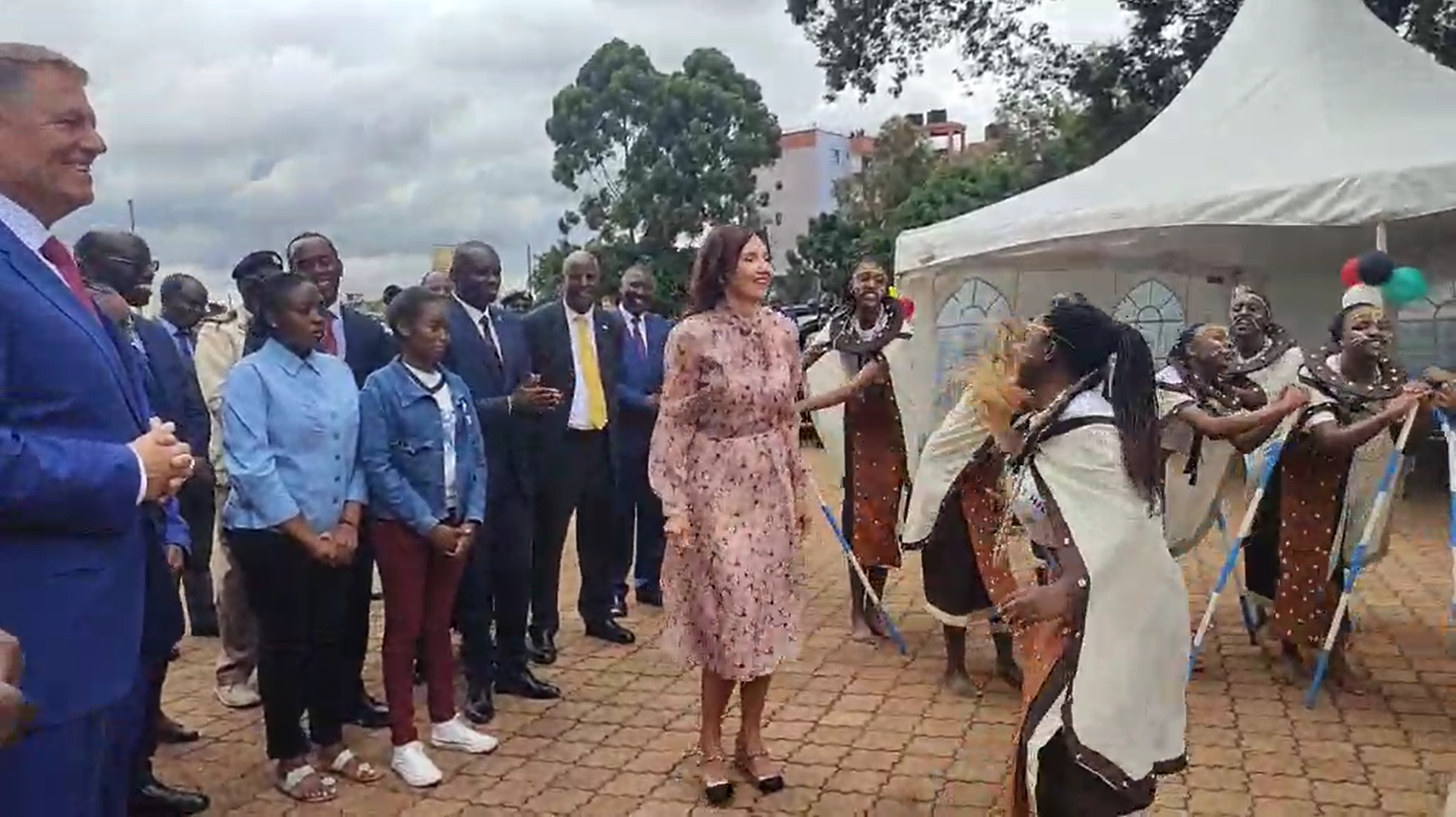 Carmen Iohannis dansează pe ritmuri africane la un liceu de fete din Kenya. Klaus Iohannis, invitat să participe la dansul tradițional