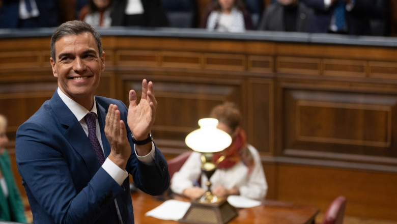 Pedro Sanchez bate din palme în parlamentul spaniol