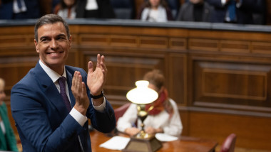 Pedro Sanchez bate din palme în parlamentul spaniol