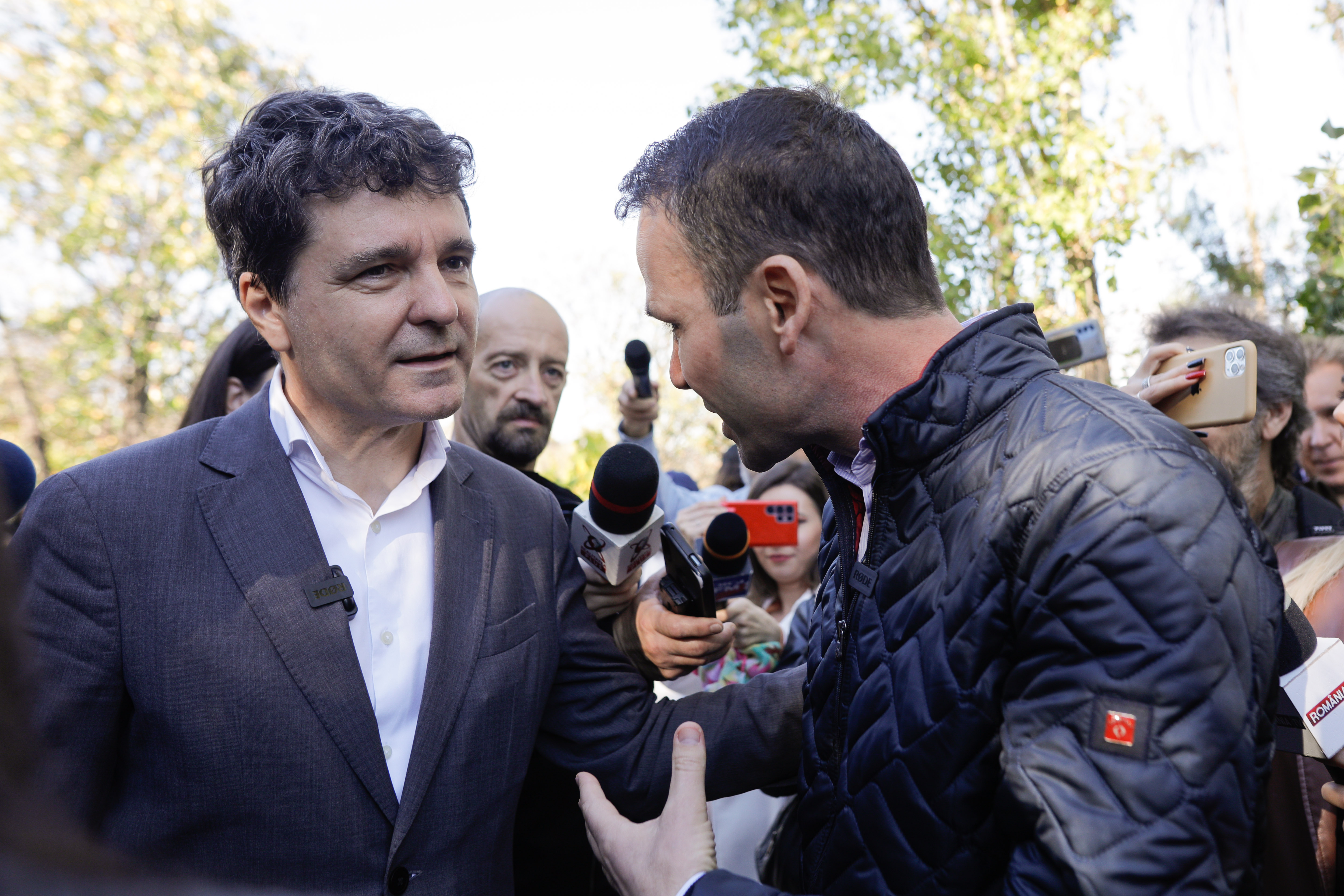 Robert Negoiță protestează la geamul lui Nicușor Dan pentru parcul IOR: Încercăm să-l sensibilizăm pe primarul general
