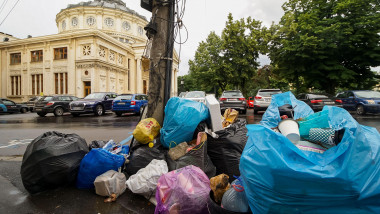 saci de gunoaie în fața Ateneului Român