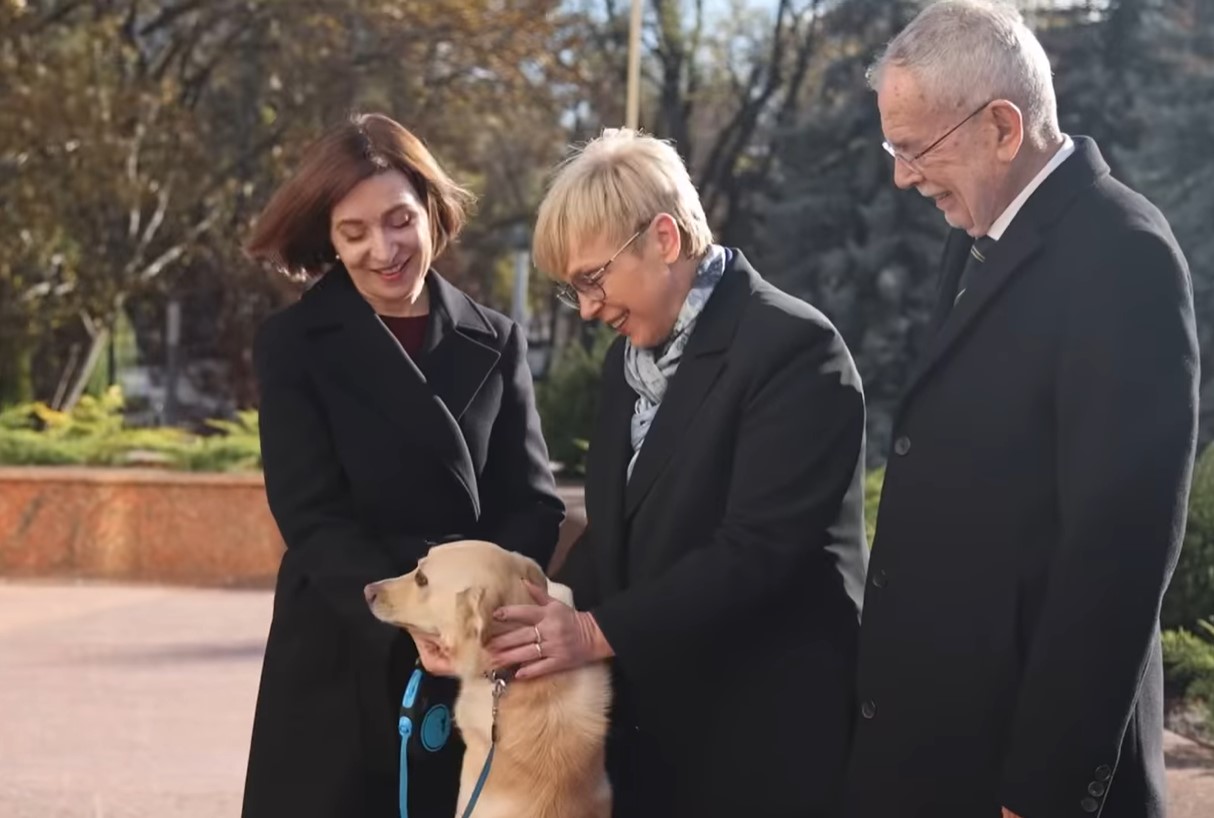 Codruț, câinele Maiei Sandu, l-a mușcat de mână pe președintele Austriei