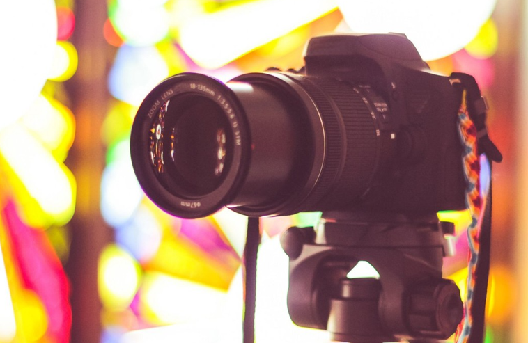 Un fotograf în vârstă de 60 de ani, arestat pentru agresiune sexuală şi viol. El a fost reclamat de patru tinere