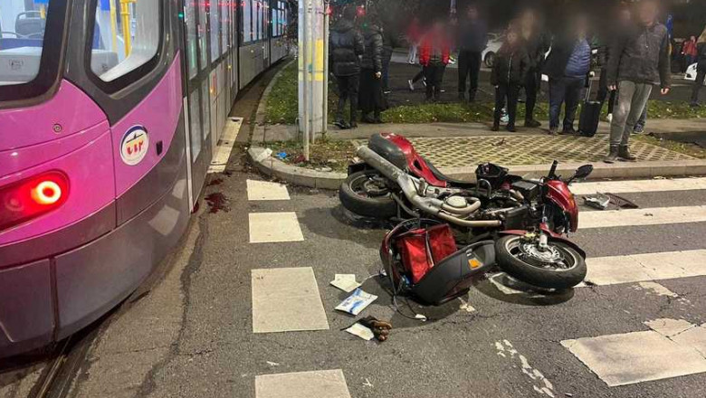 motocicleta cazuta langa un tramvai cu care s-a ciocnit