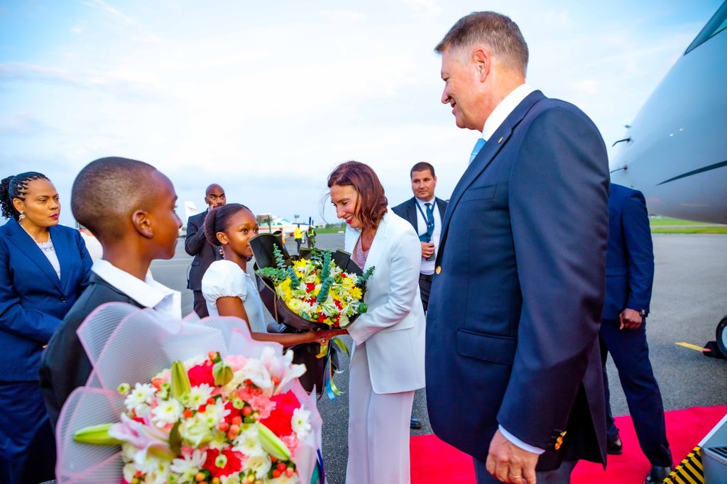 Klaus și Carmen Iohannis au ajuns în Tanzania. Au primit flori la coborârea din avion și au fost întâmpinați de ministrul Turismului