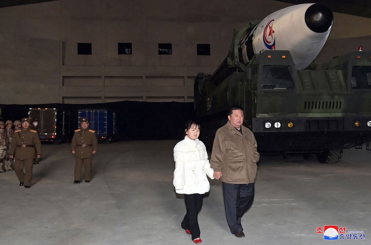 Kim Jong-un și-a numit fiica în vârstă de 13 ani în funcția de „director general” al armelor nucleare din Coreea de Nord (presă)