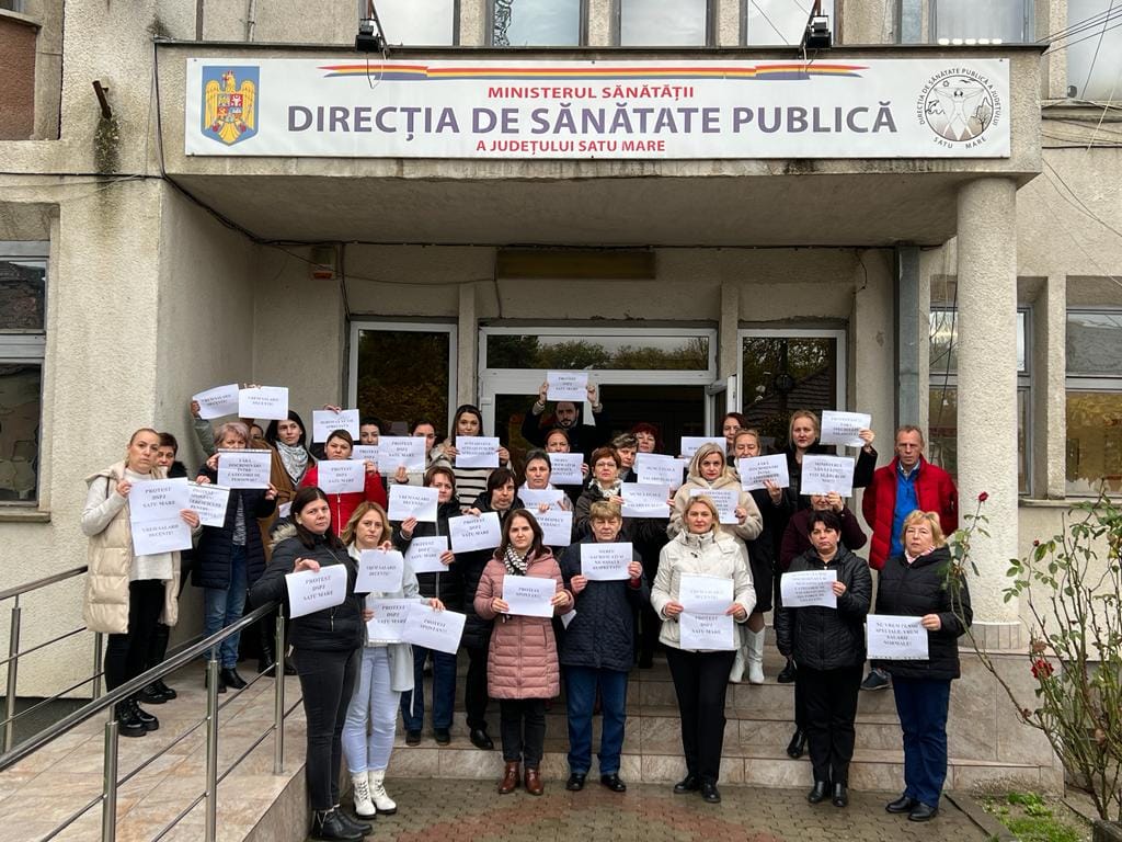 Angajații direcțiilor de sănătate publică, asistență socială și case de pensii protestează. Cer salarii mărite și amenință cu blocajul