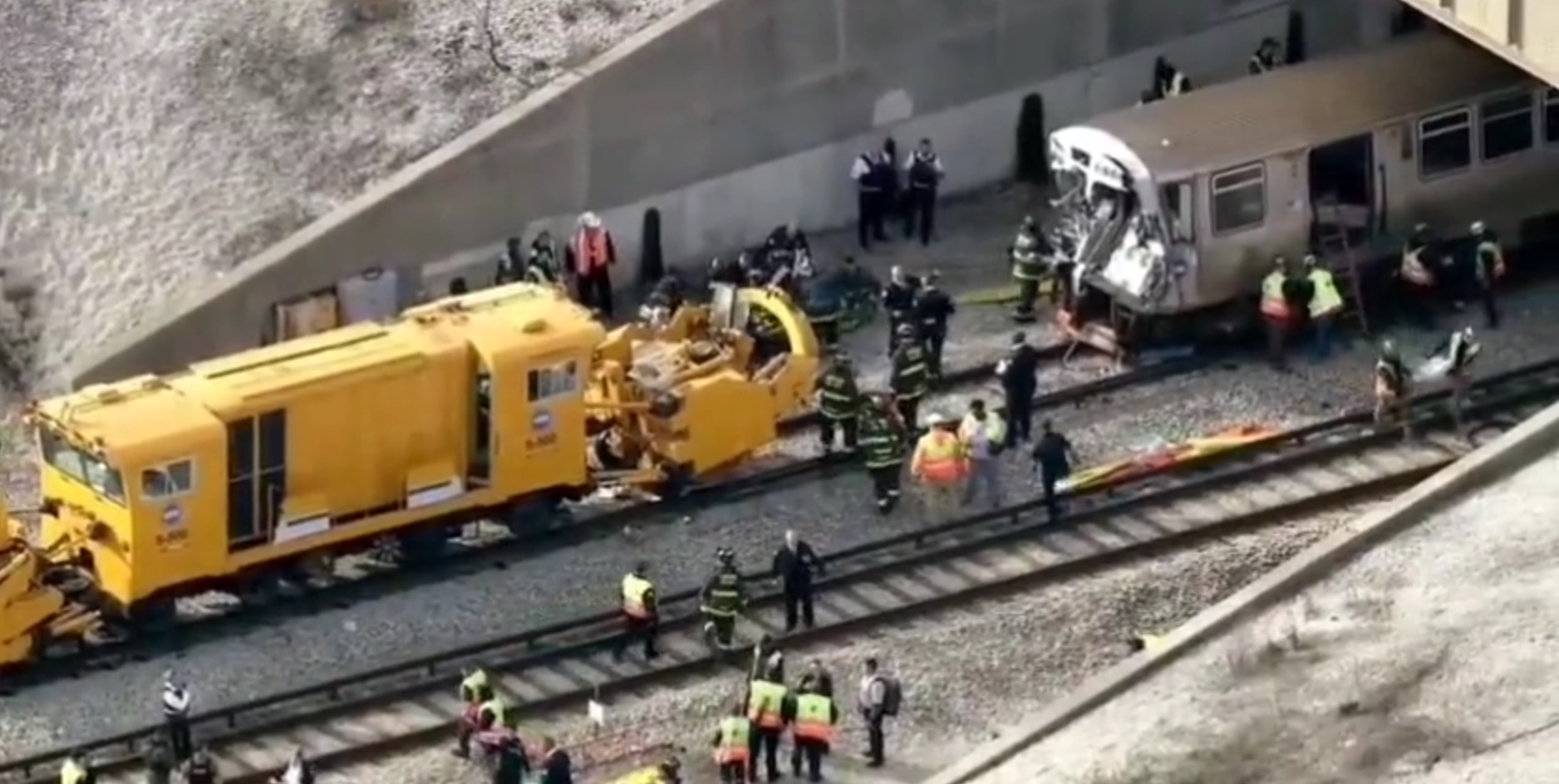 Un tren de călători s-a izbit violent de un utilaj de deszăpezire în Chicago. 38 de oameni au fost răniți
