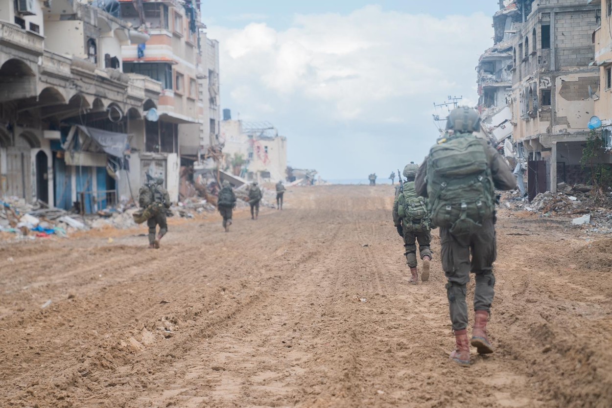 Sute de oameni au plecat pe jos din spitalul Al Shifa. Israelul neagă că a dat ultimatumul de o oră pentru evacuare, anunțat de Hamas