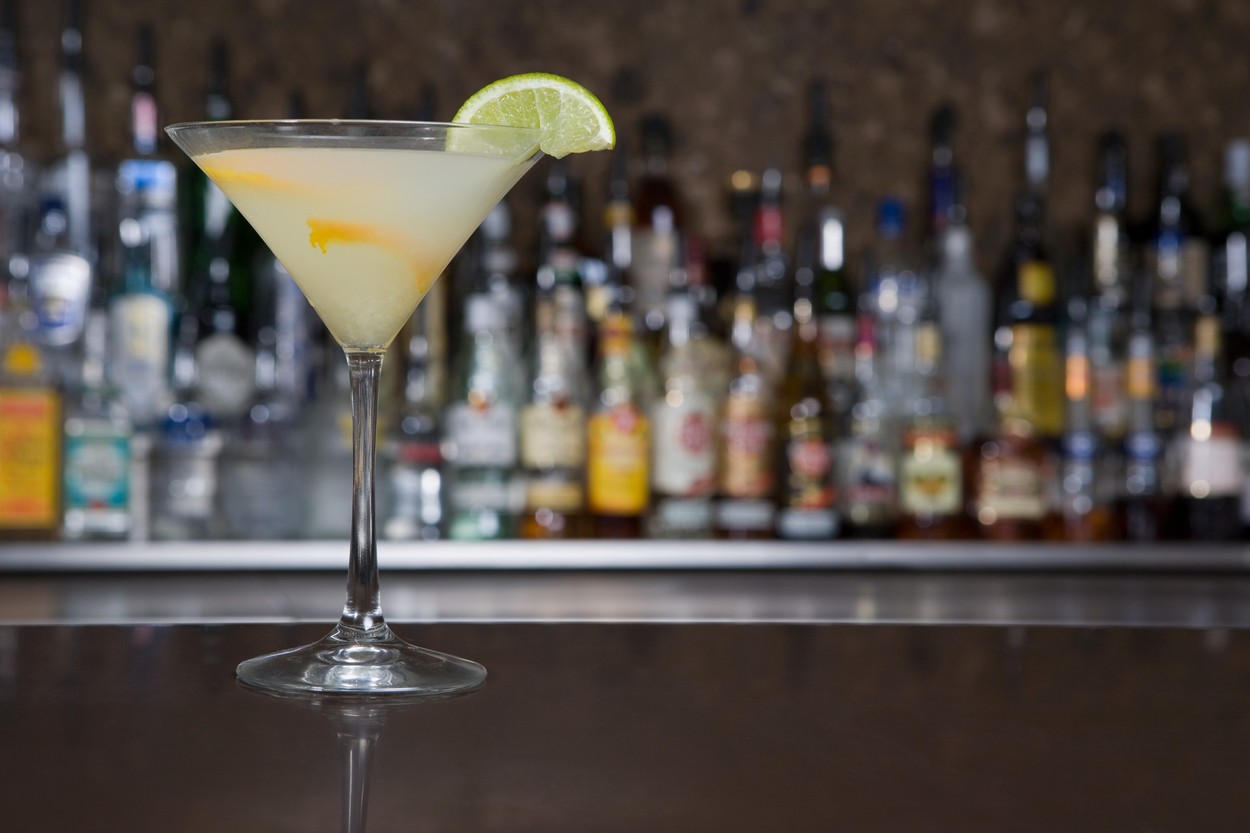 O femeie a crezut că a comandat un cocktail de 19 lire sterline, dar când a venit nota era să facă atac de cord. Ce comandase, de fapt