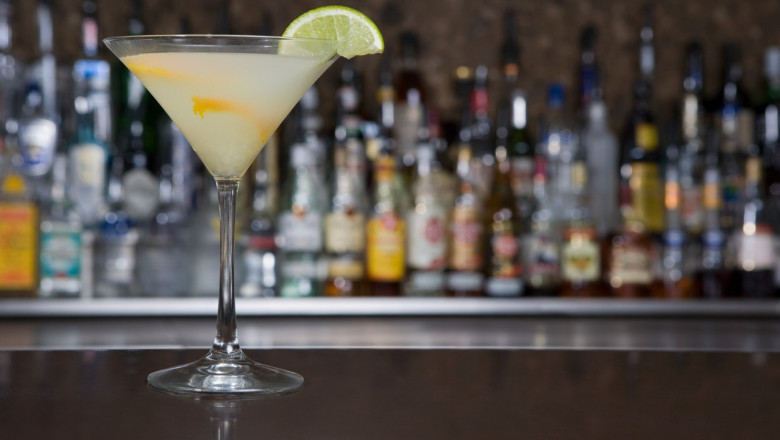 cocktail pe bar cu sticle de bautura pe fundal