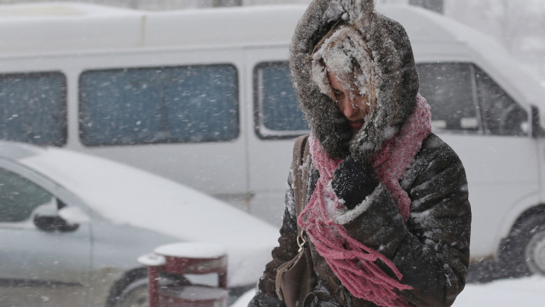 Alertă de ninsori și ploi în Capitală și alte 13 județe. În stațiunea Rânca s-a depus zăpadă, drumarii curăță șosele