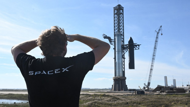 Angajat al SpaceX privește spre racheta Starship