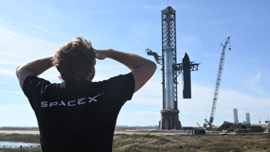 Angajat al SpaceX privește spre racheta Starship