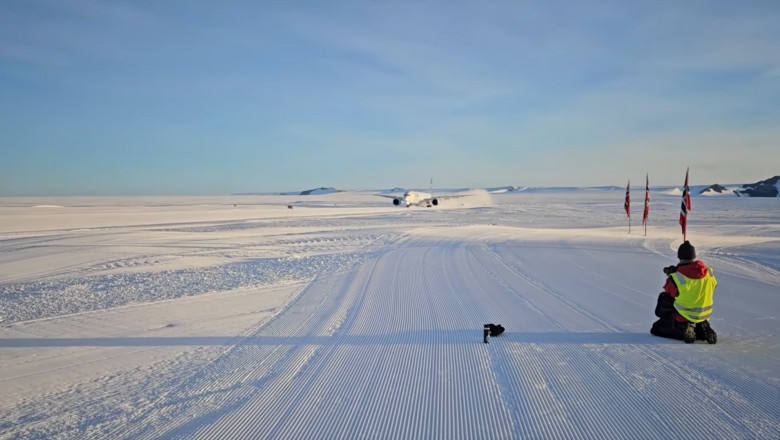 un avion aterizeaza in antarctica la statia de cercetare troll