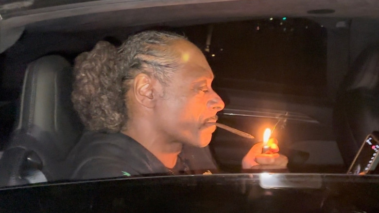 Snoop Dogg își aprinde un joint