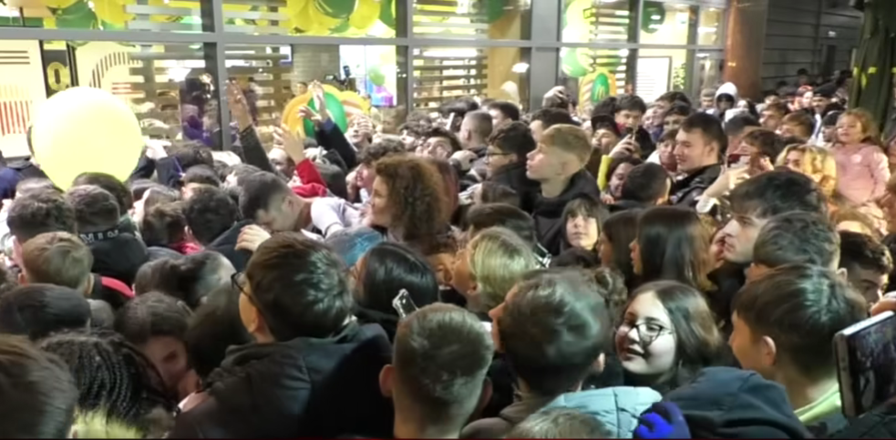 Sute de oameni din Drobeta-Turnu Severin au așteptat ore în șir deschiderea unui fast-food celebru și s-au îmbrâncit pentru un burger