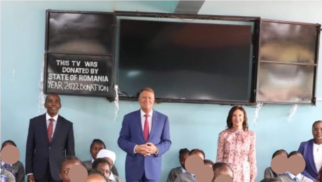 „Acest televizor este o donație a Statului Român”. Ce nu s-a văzut din vizita președintelui Iohannis la liceul de fete din Kenya