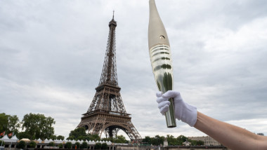 torța olimpică paris 2024 și turnul eifel