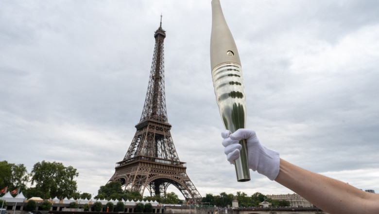 torța olimpică paris 2024 și turnul eifel
