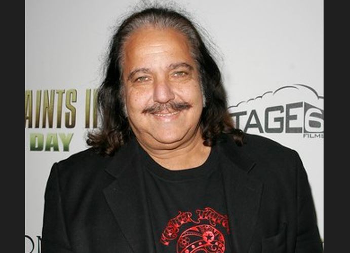 Actorul de filme porno Ron Jeremy, acuzat că a agresat sexual 21 de femei, va fi eliberat din închisoare pentru că suferă de demenţă