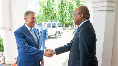 Klaus Iohannis îl salută pe președintele Zanzibarului