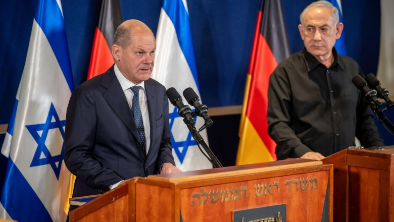 Scholz și Netanyahu la upitre cu steagurile Germaniei și Israelului în spate
