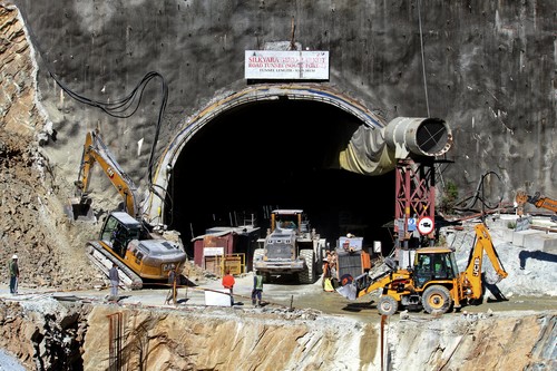 O nouă metodă va fi folosită pentru salvarea celor 41 de muncitori blocaţi de o săptămână într-un tunel prăbuşit din India