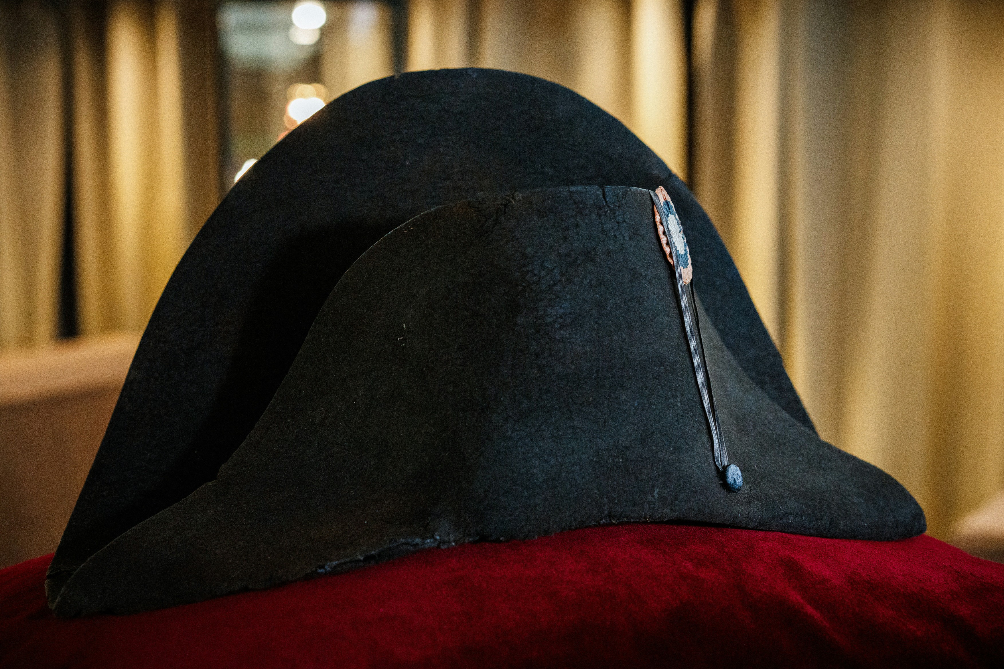 O pălărie purtată de Napoleon Bonaparte a fost vândută cu aproape 2 milioane de euro