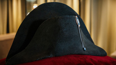 Pălărie napoleoniana bicorn scoasă la licitație