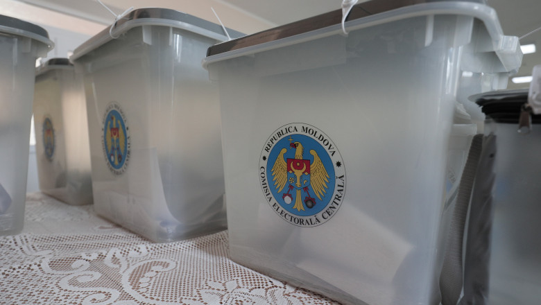 Cutii de plastic blazonate cu simbolul comisiei electorale din Republica Moldova