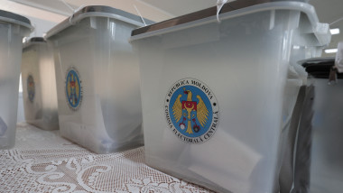 Cutii de plastic blazonate cu simbolul comisiei electorale din Republica Moldova