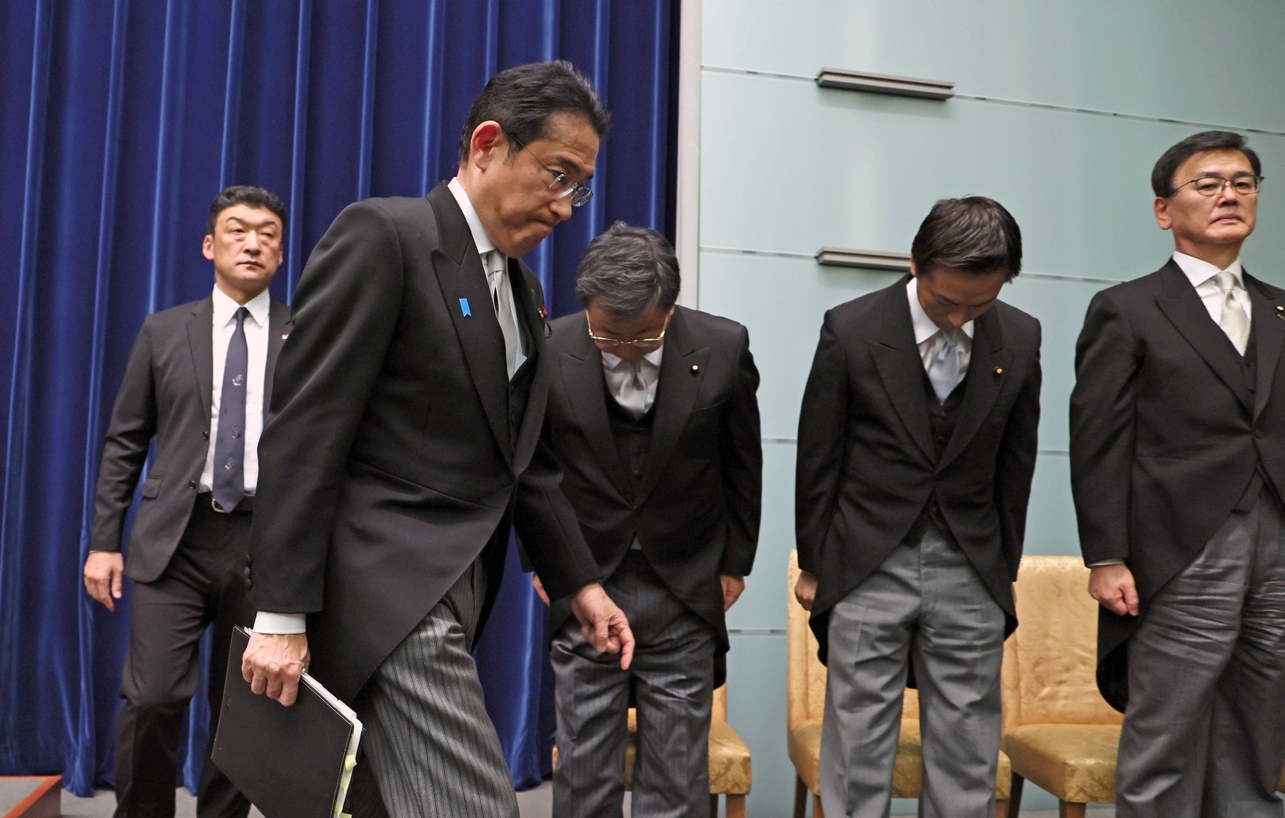 Premierul Japoniei și miniștrii săi renunţă la creșterea propriilor salarii