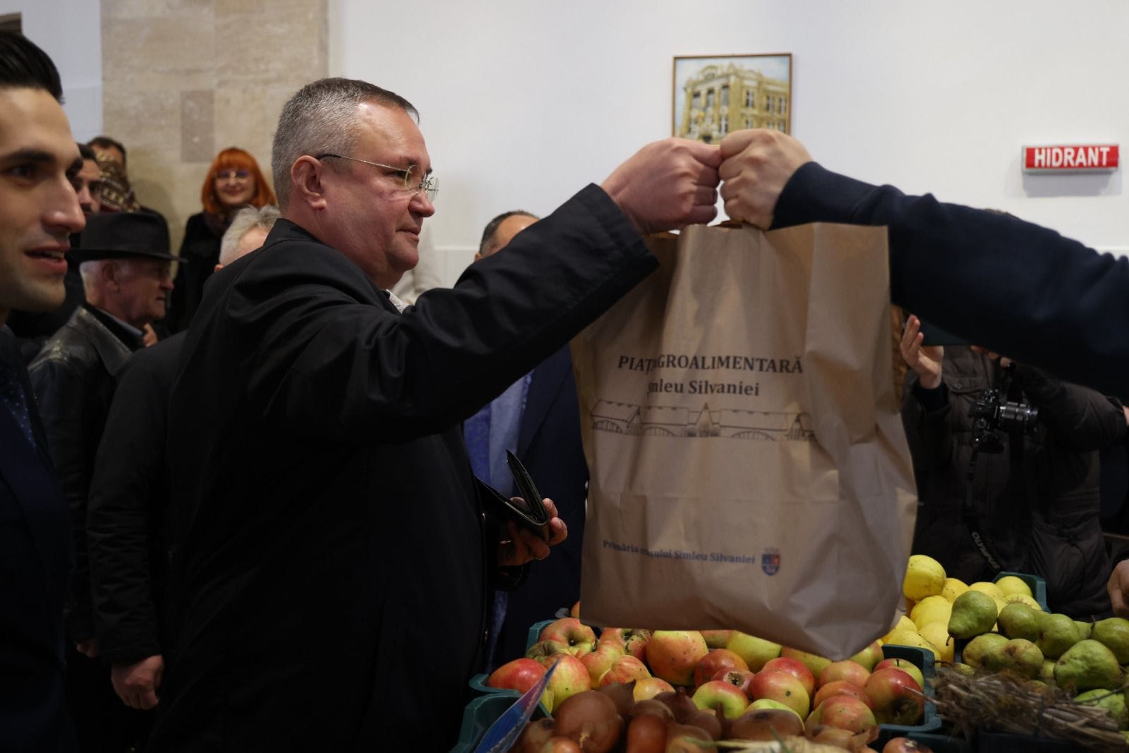 Ciucă, după vizita în piaţa din Şimleul Silvaniei: Pieţele au fost dintotdeauna centrele vii ale comerţului în comunităţile rurale