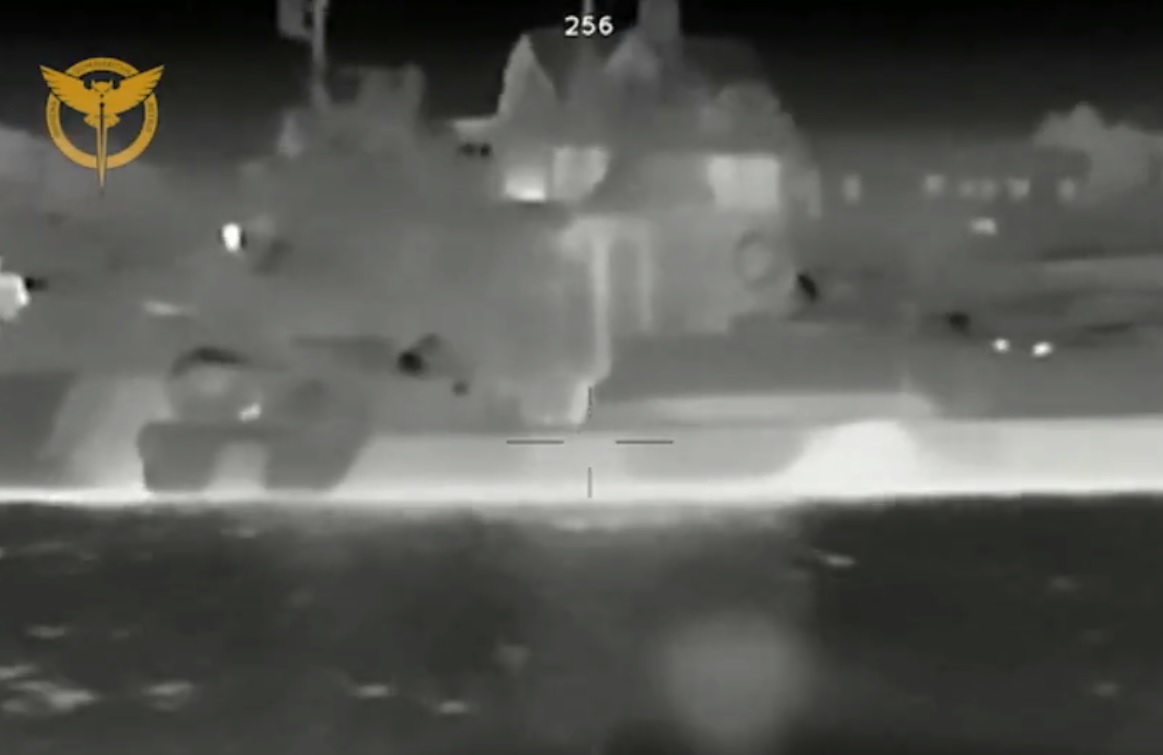Momentul în care ucrainenii lovesc cu drone maritime două nave ale rușilor în Crimeea