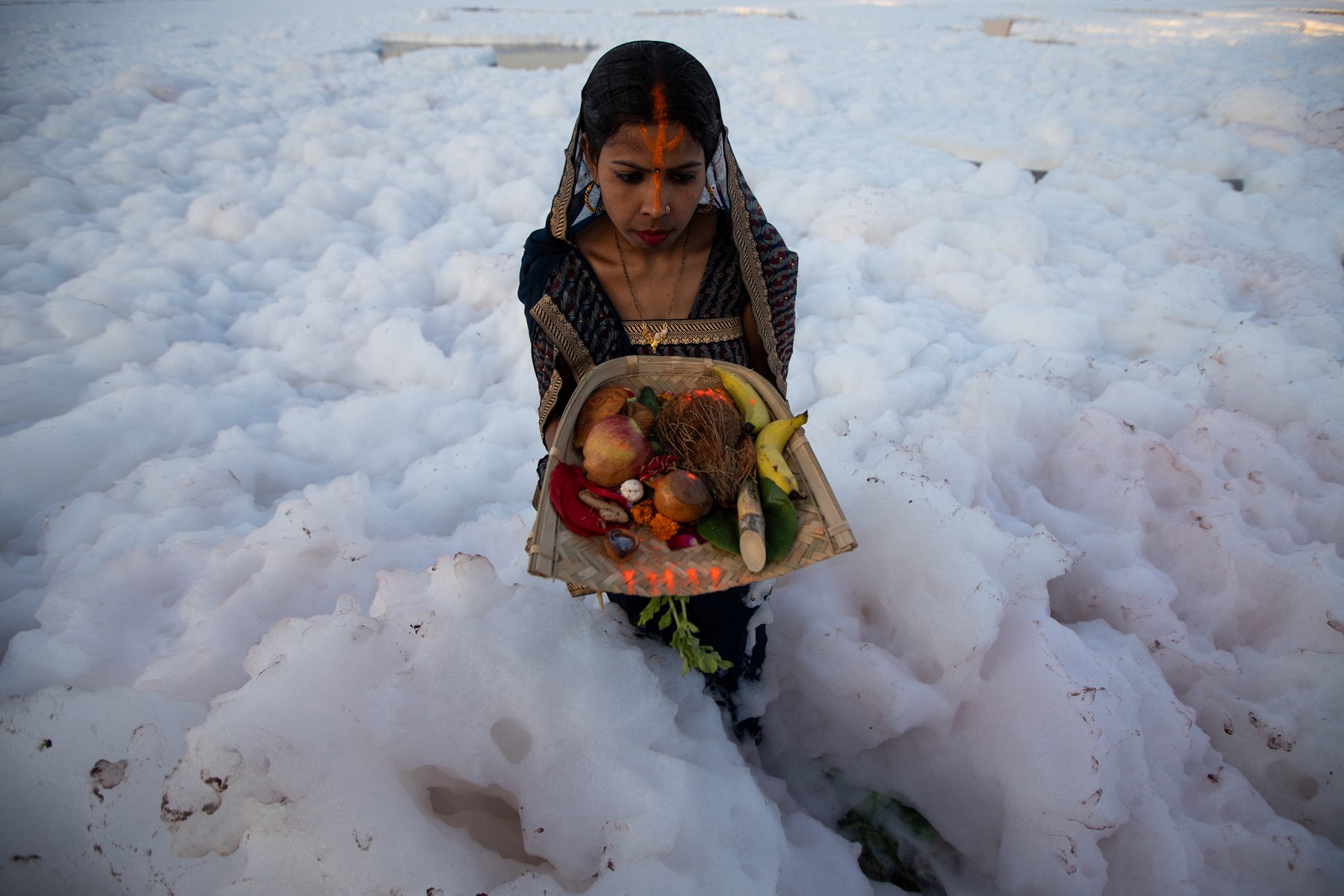 Spuma toxică a acoperit un râu sacru din India. Oamenii se scaldă, se roagă și beau apa otrăvită