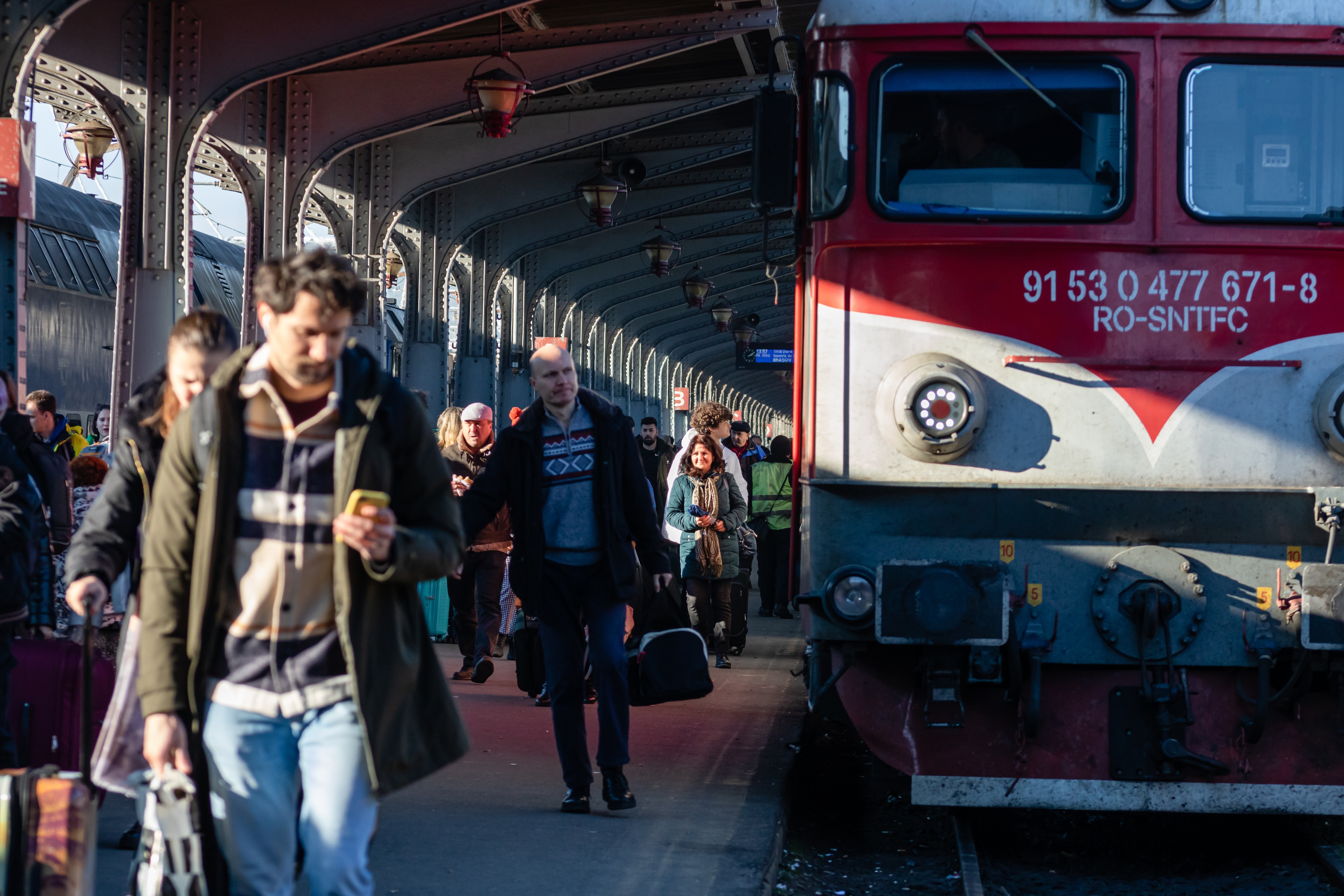 Un tânăr de 22 de ani a ucis din gelozie un bărbat cunoscut în tren, apoi i-a aruncat cadavrul într-un pârâu, în Olt