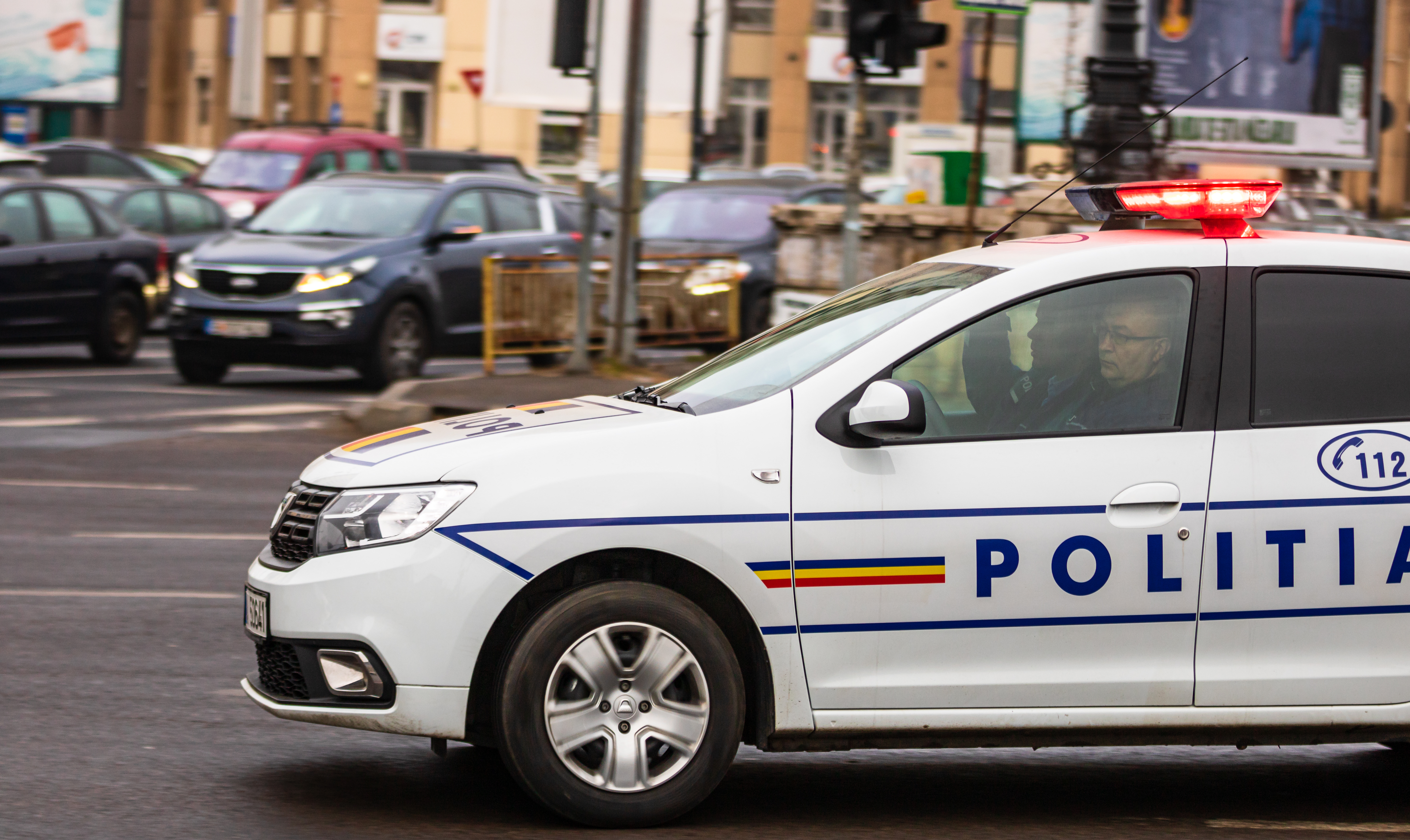 Un șofer de 20 de ani, prins în timp ce circula cu 227 km/h, în Olt. Polițiștii au tras focuri de armă ca să-l oprească