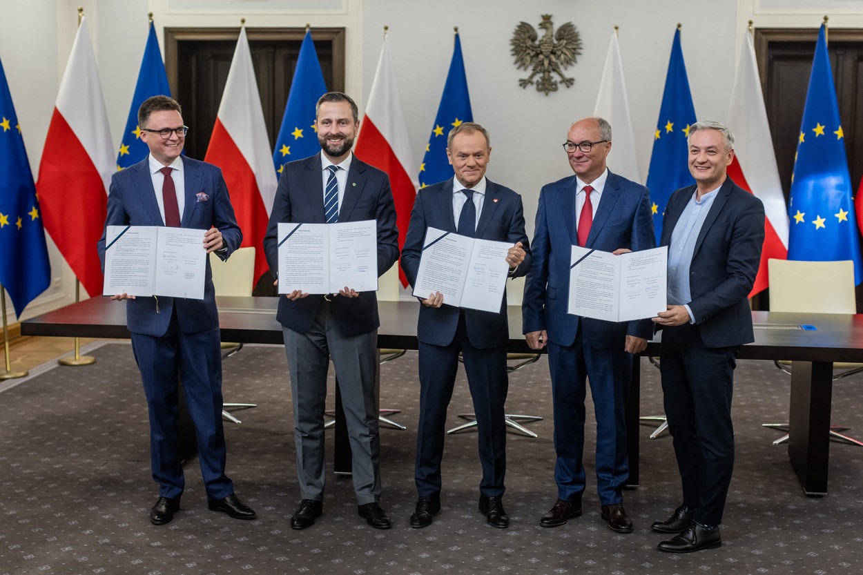 Donald Tusk a semnat acordul de coaliție cu partenerii săi din opoziție: „Când mă uit la voi, mă faceţi să mă gândesc la The Avengers”